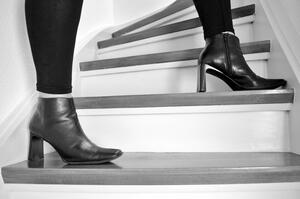 Frauenbeine auf Treppe