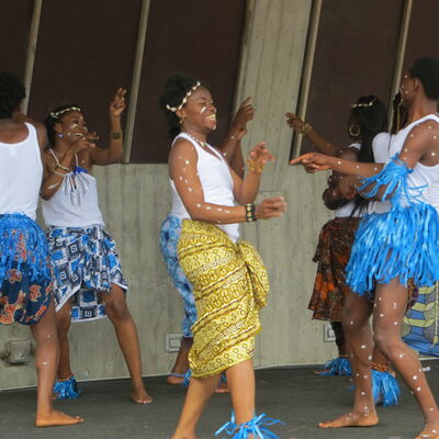 Afrikanische Tänzerinnen treten in der Kurmuschel auf.