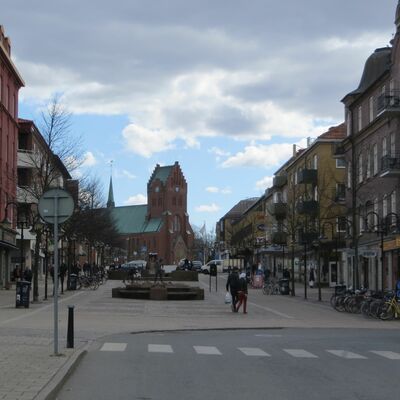 Einkaufsstraße mit Blick auf Hässleholms Kirche.