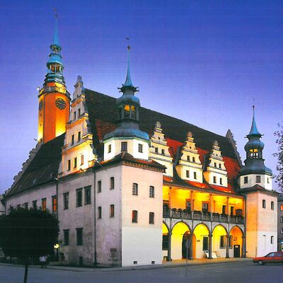 Das beleuchtete Rathaus von Brzeg.