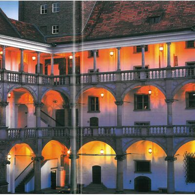 Der beleuchtete Innenhof des Schlosses Brzeg .