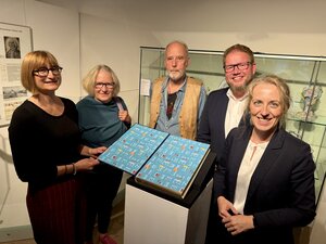 von links nach rechts:      
Frau Stefanie T&ouml;nnis von der Universit&auml;tsbuchbinderei Fritz Castagne, Kiel
Frau Katharina Mahrt
Herr Rainer Beuthel
B&uuml;rgervorsteher Peter Stark
B&uuml;rgermeisterin Iris Ploog